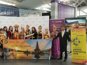 Foto: Bule Ukraina Pakai Baju Tradisional Indonesia