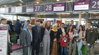 Pembagian makanan dilakukan oleh para mahasiswa Universitas Tarash Shenvchenko dengan memakai baju tradisional Indonesia seperti Jawa Tengah, Sumatera Utara, Palembang, Sulawesi Selatan, Bali, Sumatera Barat, dll. (dok KBRI Kiev)