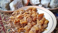 Ini dia camilan khas Jepara, horog horog. Dibuat dari sagu pohon aren, horog horog bisa jadi pendamping bakso hingga sate kikil berbalut bumbu kacang, seperti unggahan @faikrifki ini. Foto: Istimewa