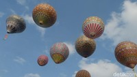 Ini adalah festival balon udara yang digelar di lapangan Geo Dipa Energi di Wonosobo. Pada gelaran ini, sedikitnya ada 104 balon udara tanpa awak dengan ciri khas masing-masing. (Uje Hartono/detikTravel)