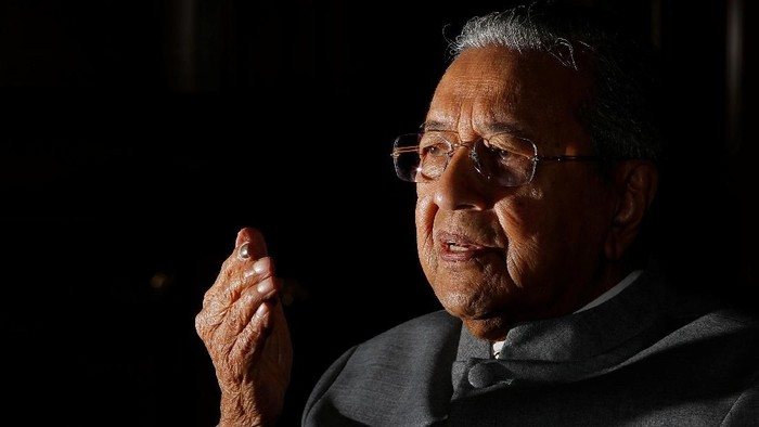 Malaysias Prime Minister Mahathir Mohamad speaks during an interview with Reuters in Putrajaya, Malaysia June 19, 2018. REUTERS/Lai Seng Sin
