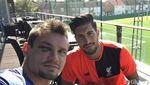 Tampannya Gaya Emre Can Saat Makan Pasta di Pantai Hingga Tiru Gaya Salt Bae
