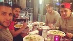Tampannya Gaya Emre Can Saat Makan Pasta di Pantai Hingga Tiru Gaya Salt Bae