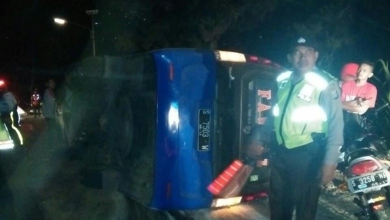 Minibus Terguling di Jalur Alternatif Mojokerto, 12 Orang Luka Minibus Terguling di Jalur Alternatif Mojokerto, 12 Orang Luka