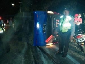 Minibus Terguling di Jalur Alternatif Mojokerto, 12 Orang Luka