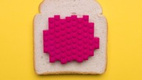 Selai strawberry yang manis legit, diganti dengan barisan balok lego berwarna merah muda cerah sebagai selai dari roti tawar ini. Foto: Jaime Shancez