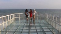Jembatan kaca di Teras Kaca Yogyakarta ada di Pantai Nguluran, Kecamatan Panggang, Gunungkidul, Yogyakarta. (Brigida Emi Lilia/dTraveler)