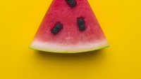 Kalau ini irisan buah semangka segar yang diberi lego hitam, untuk menggantikan biji dari buah semangka. Kreatif, ya? Foto: Jaime Shancez