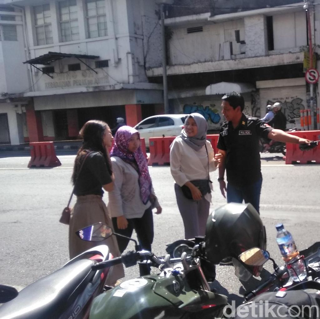 Hayo, Puluhan Pejalan Kaki di Surabaya Nekat Seberangi Pembatas Hayo, Puluhan Pejalan Kaki di Surabaya Nekat Seberangi Pembatas