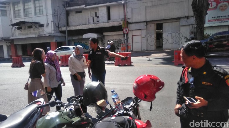 Nekat Seberangi Pembatas, Pejalan Kaki di Surabaya Dihukum Nyanyi Nekat Seberangi Pembatas, Pejalan Kaki di Surabaya Dihukum Nyanyi