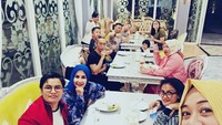 Deswita sering membagikan foto momen kulineran di instagramnya. Istri Fery Maryadi ini senang banget makan. Ini momen makan bersama keluarga besarnya saat di Jogjakarta. Foto: Instagram @deswitamaharani80