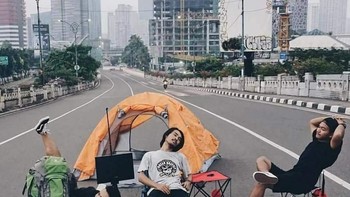 Kapan lagi bisa camping di Jakarta. Foto: Facebook/Gilak&Unik