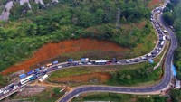 Foto udara antrean kendaraan pemudik memadati Jalur Selatan Lingkar Gentong, di Kabupaten Tasikmalaya, Jawa Barat, Selasa (19/6). ANTARA FOTO/Adeng Bustomi.