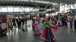 Foto: Bule Ukraina Pakai Baju Tradisional Indonesia