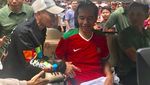 Foto: Saat Jokowi Beri Jaket Asian Games ke Warga di Bogor