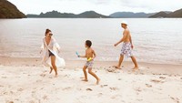 Ketiganya nampak menikmati suasana pantai dan hangatnya matahari di Langkawi.  Foto: Instagram/ @bclsinclair