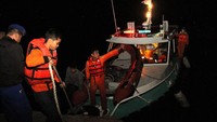 Suasana saat pencarian dilakukan pada Senin (18/6) malam sebelum dihentikan sementara karena cuaca yang tak memungkinkan (Foto: ANTARA FOTO/Lazuardy Fahmi)