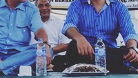 Bersama anggota Wantimpres kota Jambi, Prananda terlihat asyik berbincang ditemani camilan tradisional ketika meninjau pangan di wilayah Jambi. Foto: Instagram @pranandapaloh