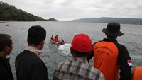 Tim penyelamat berangkat ke tengah danau untuk melakukan evakuasi (Foto: Dok. REUTERS/Albert Damanik)