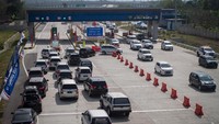 Kepadatan arus balik juga terlihat di tol fungsional Kartasura-Salatiga. Pintu Tol Colomadu menerapkan sistem buka tutup kendaraan yang akan memasuki tol fungsional Kartasura-Salatiga untuk mengurai kemacetan arus balik Lebaran khususnya di tanjakan Kali Kenteng. ANTARA FOTO/Mohammad Ayudha.