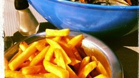 Makan kerang bersama dengan kentang goreng. Enak juga ya! Foto: Instagram @yosoy8a