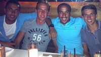 Kapten tim sepak bola nasional Inggris ini sedang foto throwback di tahun 2012. Pakai kaos abu-abu, Kane terlihat sangat muda ya? Foto: Instagram Harry Kane
