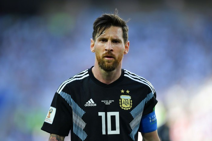 Pemain terbaik dunia Lionel Messi ternyata memiliki gangguan kesehatan. Saat kecil, Messi ternyata mengidap kelainan hormon yang menghambat pertumbuhannya. Biaya pengobatan yang mahal membuat keluarga menyerahkan pada Barcelona FC sehingga ia bisa berobat gratis. Hingga kini, Messi sudah memberikan banyak gelar bagi tim Blaugrana itu. Foto: Getty Images Pemain terbaik dunia Lionel Messi ternyata memiliki gangguan kesehatan. Saat kecil, Messi ternyata mengidap kelainan hormon yang menghambat pertumbuhannya. Biaya pengobatan yang mahal membuat keluarga menyerahkan pada Barcelona FC sehingga ia bisa berobat gratis. Hingga kini, Messi sudah memberikan banyak gelar bagi tim Blaugrana itu. Foto: Getty Images