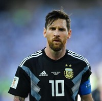 Potongan rambut asimetris Lionel Messi yang memanjang di bagian poni bisa jadi alternatif bagi para pria yang ingin tampil kekinian tapi tidak ribet saat menatanya. Foto: Getty Images