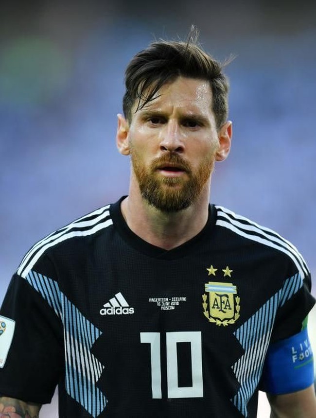Potongan rambut asimetris Lionel Messi yang memanjang di bagian poni bisa jadi alternatif bagi para pria yang ingin tampil kekinian tapi tidak ribet saat menatanya. Foto: Getty Images