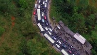 H+4 Lebaran diprediksi menjadi puncak arus balik Lebaran di Jalur Selatan Jabar, dengan volume kendaraan pemudik dari Jateng menuju Jakarta mulai meningkat serta mengalami kepadatan dan antrean dari Rajapolah hingga Limbangan. ANTARA FOTO/Adeng Bustomi.