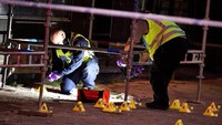Sky News melaporkan, saksi mata menjelaskan mereka mendengar sekitar 15-20 tembakan sekitar pukul 18.15 waktu setempat. Tak lama polisi datang ke lokasi karena memang TKP tak jauh dari pos polisi.  (Foto: Dok. TT News Agency/Johan Nilsson/via REUTERS)