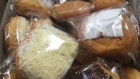 Ada donat keju, donat meises dan donat gula nih. Semuanya tampak enak! Foto: Instagram @deswitamaharani80