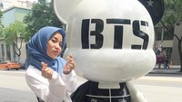 Dia pun tak luput berpose di depan patung bertulikan BTS dengan tangan berlambangkan kata cinta.  Foto: Instagram/ chachafrederica