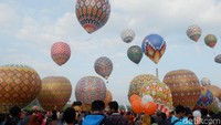 Salah satu peserta festival balon udara yang mengaku sudah menyiapkan sejak Bulan Ramadan lalu. Ia bersama timnya sudah meracang khusus balon udara dengan tinggi 8 meter dan diameter 4 meter. (Uje Hartono/detikTravel)