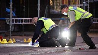 Polisi telah bertanya ke sejumlah saksi setelah memasang garis polisi di TKP penembakan. Tak ada yang ditahan sejauh ini. Polisi juga menyatakan penembakan ini tak ada tanda terkait dengan aksi terorisme. (Foto: TT News Agency/Johan Nilsson/via REUTERS)