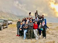 Berfoto dengan jeep