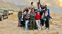 Bamsoet bersama rombongan keluarganya mulai dari Pasuruan, terus melaju menuju arah Desa Tosari hingga tiba di kawasan Bromo. Dia pun berfoto bersama rombongannya sekaligus melihat keindahan Bromo dari dekat (dok pribadi)
