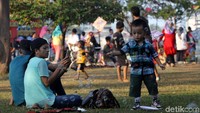 Ada juga yang bermain layang-layang hingga gelembung sabun.