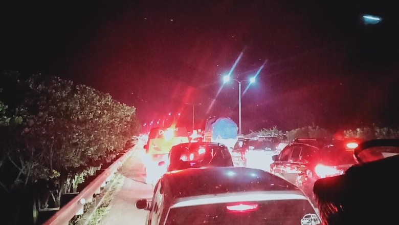 Sony 6 Jam Terjebak Macet akibat One Way Cipali Sony 6 Jam Terjebak Macet akibat One Way Cipali