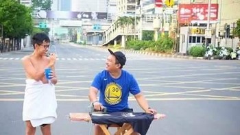 Setrika baju pun tak terganggu dengan mobil yang lewat. Foto: Facebook/Gilak&Unik