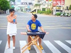 Potret Kocak Ketika Jakarta Sepi Melompong