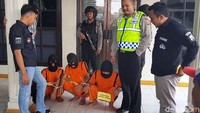 Polisi kemudian bergerak usai menerima laporan dari warga setempat. Saat itu warga mengadukan ada sesosok tubuh tergeletak tidak bergerak di sekitar Jalan Raya Sukabumi - Cianjur. Hasil penyelidikan didapat informasi jika korban dikeroyok oleh tiga orang pelaku. Tiga pelaku kita amankan berikut barang bukti minuman keras sementara saksi berinisial HDP atau teman wanita korban juga dimintai keterangan.