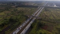 Penampakan dari udara pemberlakuan satu arah di Tol Jakarta-Cikampek (Foto: Dok. Antara Foto)