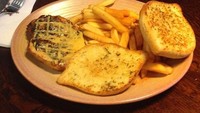  Makan di Nandos, ini pilihan Kane. Ada dua tangkup roti, kentang goreng dan ayam panggang berlumur saus. Foto: Instagram Harry Kane