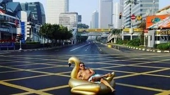 Berkendara dengan ban pelampung. Foto: Facebook/Gilak&Unik