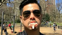 Di Minggu siang, kakak kandung dari Jessica Iskandar ini tengah asyik menikmati es krim di Central Park Manhattan. Kelihatannya segar ya? Foto: Instagram @erickbanaiskandar