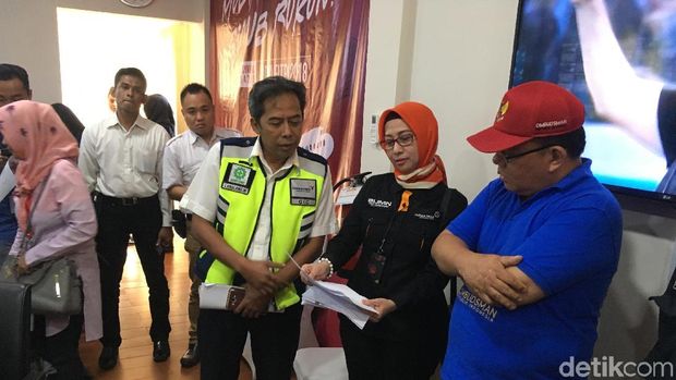 Anggota Ombudsman di Bandara Soekarno-Hatta, Selasa (19/6/2018)