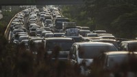 Kepadatan di Tol Dalam Kota saat satu arah diberlakukan (Foto: Dok. Antara Foto)
