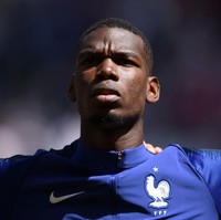 Paul Pogba, harapan Prancis di Piala Dunia 2018, juga dikenal dengan tatanan rambut nyentrik. Namun saat berhadapan dengan Australia di Piala Dunia 2018, Pogba memilih tampil dengan guntingan rambut cepak dan lebih rapi. Foto: Getty Images