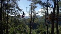 Traveler yang mudik ke Sulawesi Selatan, bisa merasakan wahana sepeda terbang, lokasinya di Kecamatan Tinggimoncong, Kabupaten Gowa, Sulawesi Selatan. (Ibnu Munsir/detikTravel)